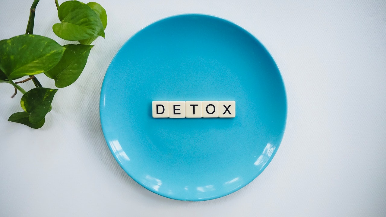 plate with the word detox made from scrabble pieces